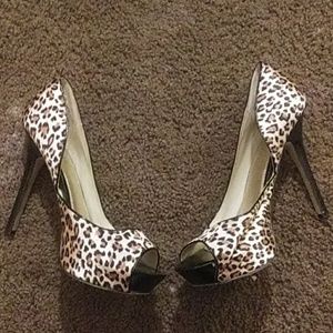 Size 9.5 cheeta print heels with an all black heel